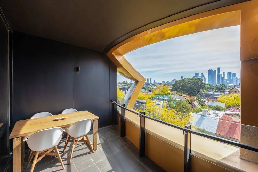 2-bed in South Melbourne w/ Beautiful City Views