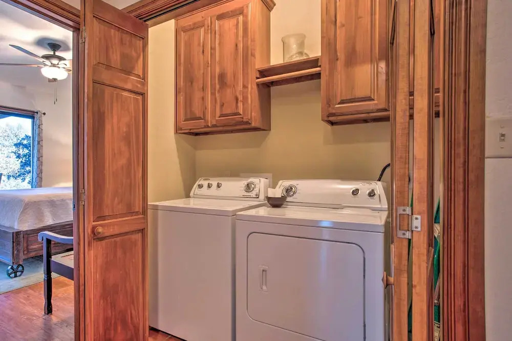 Updated Cabin w/ 360-degree Mtn View: 1 Mi to Lake