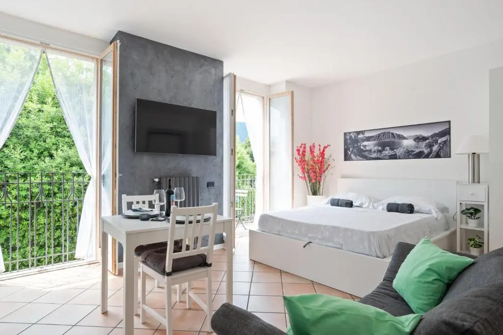 Guesthost - Ossuccio Apt with Ac, Balcony & Parking! (Adults Only)