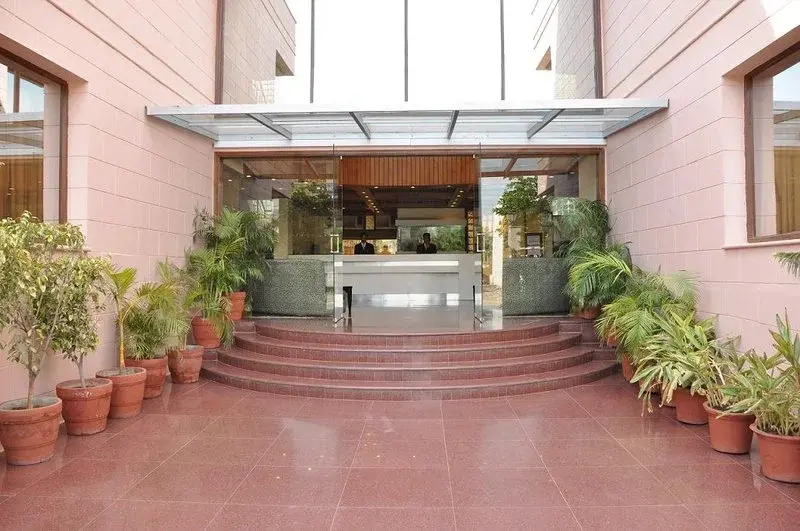 Royal Retreat, OYO Premium Sikanderpur Metro II