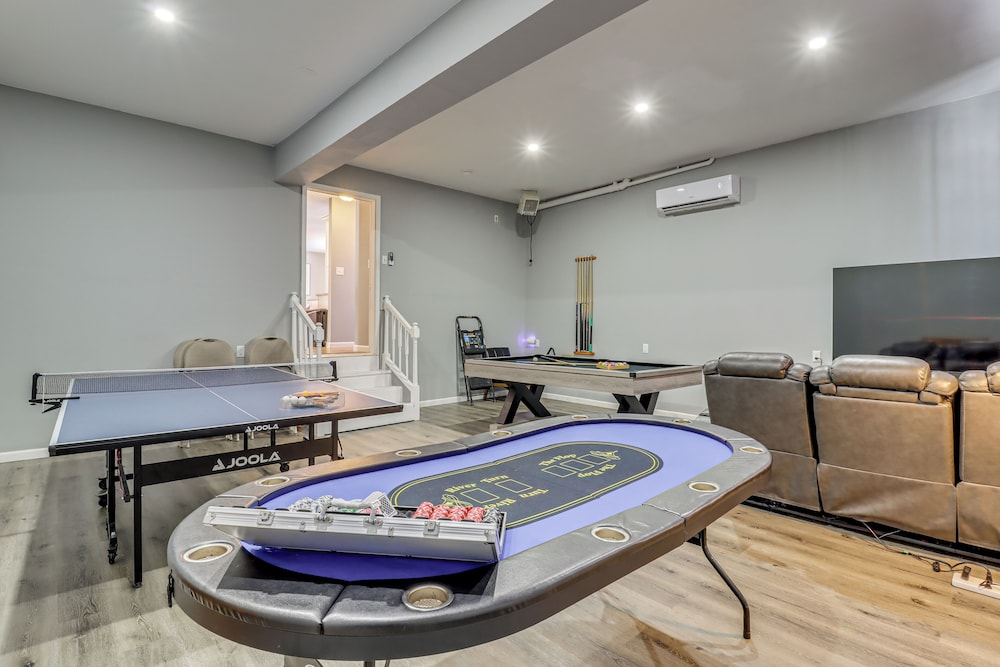 Family Retreat w/ Game Room, 4 Mi to Kalahari!