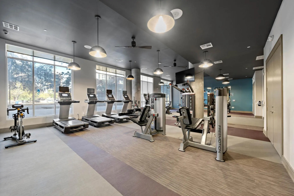 Deep Cleaned Modern 2BR Apt Downtown Location