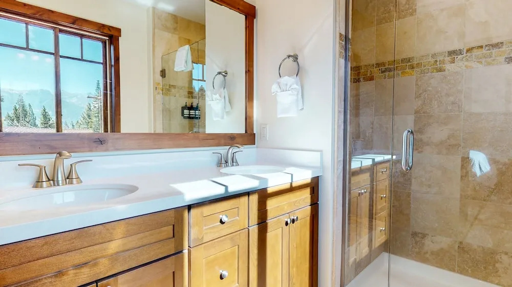 Lakeview Townhomes #5 3 Bedroom Townhouse by RedAwning