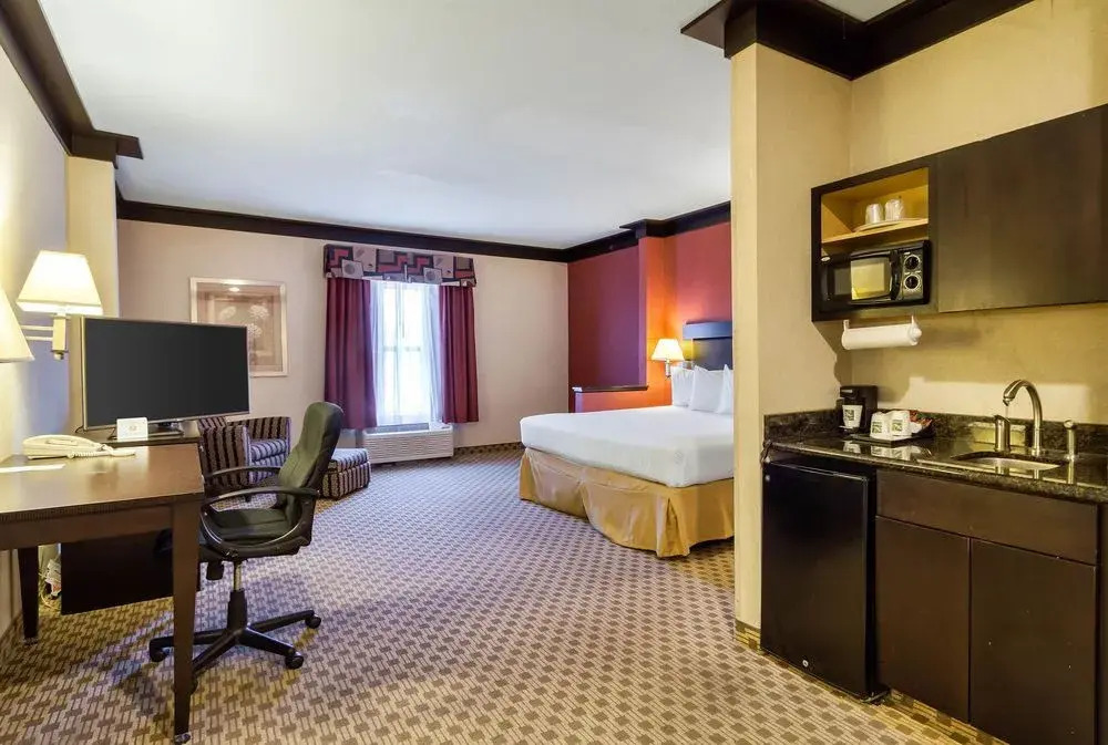 Holiday Inn Express Oakwood Village