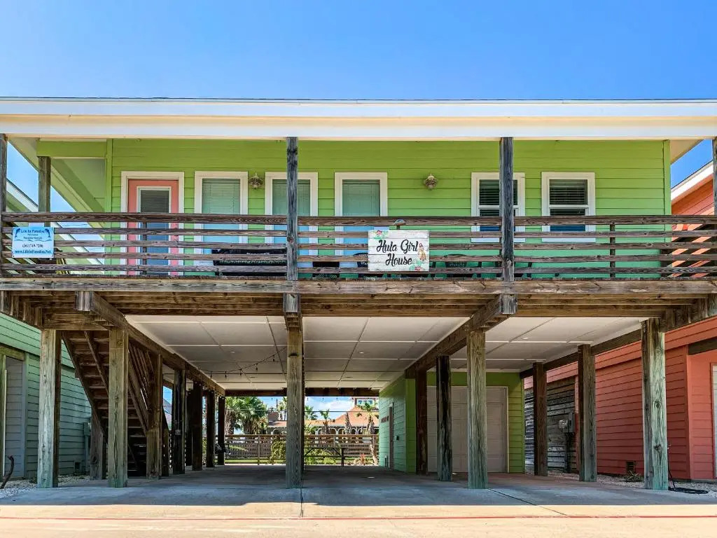 OV2 House on Stilts with Beachy Decor, Near Beach, Balcony Overlooking Private Pond, Shared Pool