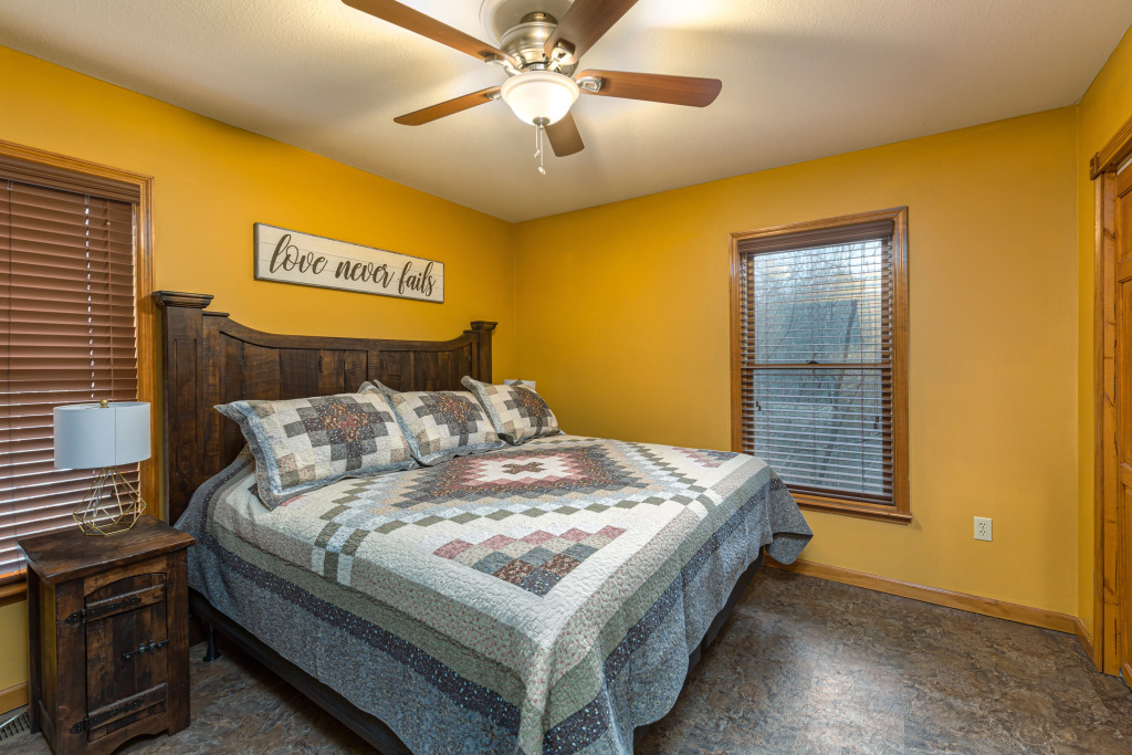 North Ridge Place Brand New Log Cabin with Hot Tub Great Location