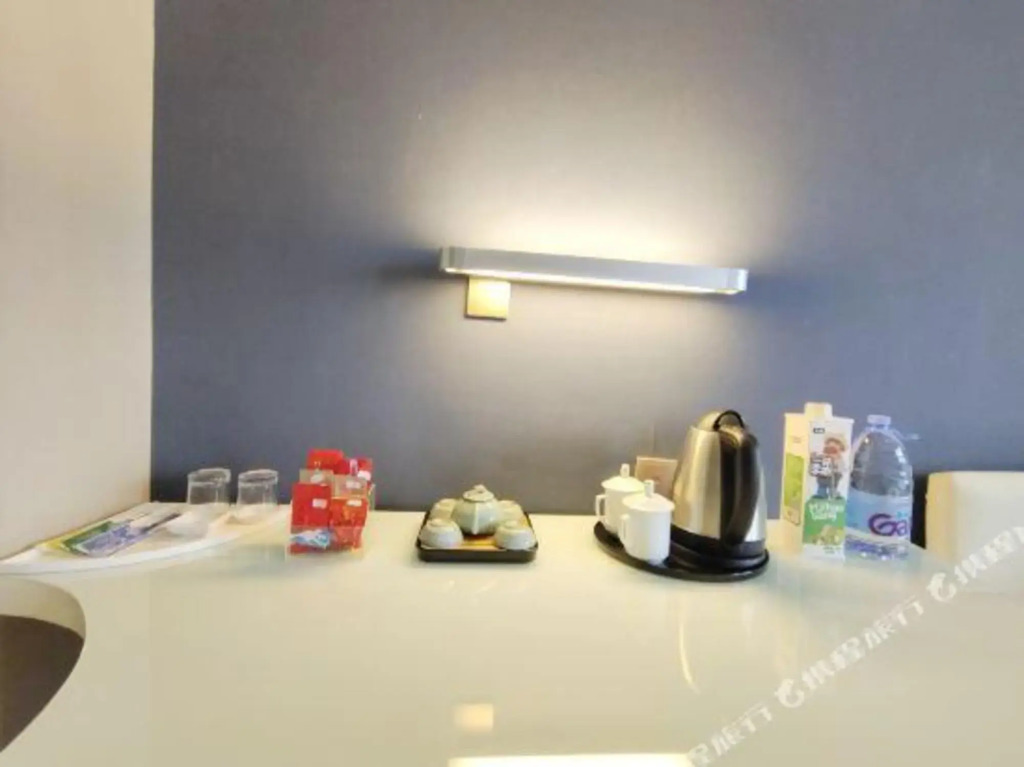 Zhongzhou Yihe Hotel (Dennis City Plaza)