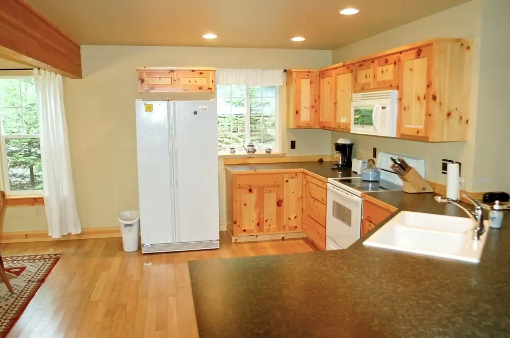 Glacier Springs Cabin 2bedrooms, 2 Baths - hot tub & Pet Friendly!