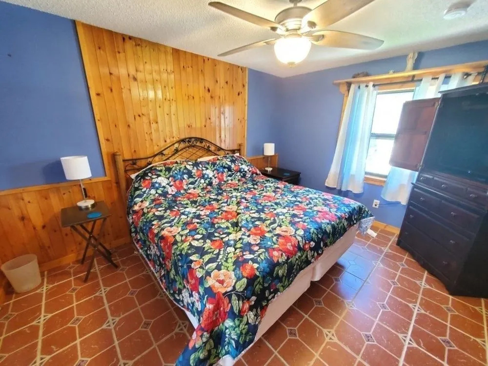 Tiki Beach Queen 3 Bedroom Home by Redawning