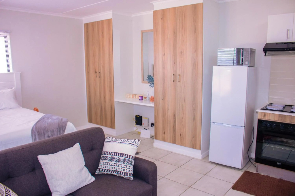 Charms and bows studio apartment -near ORT airport