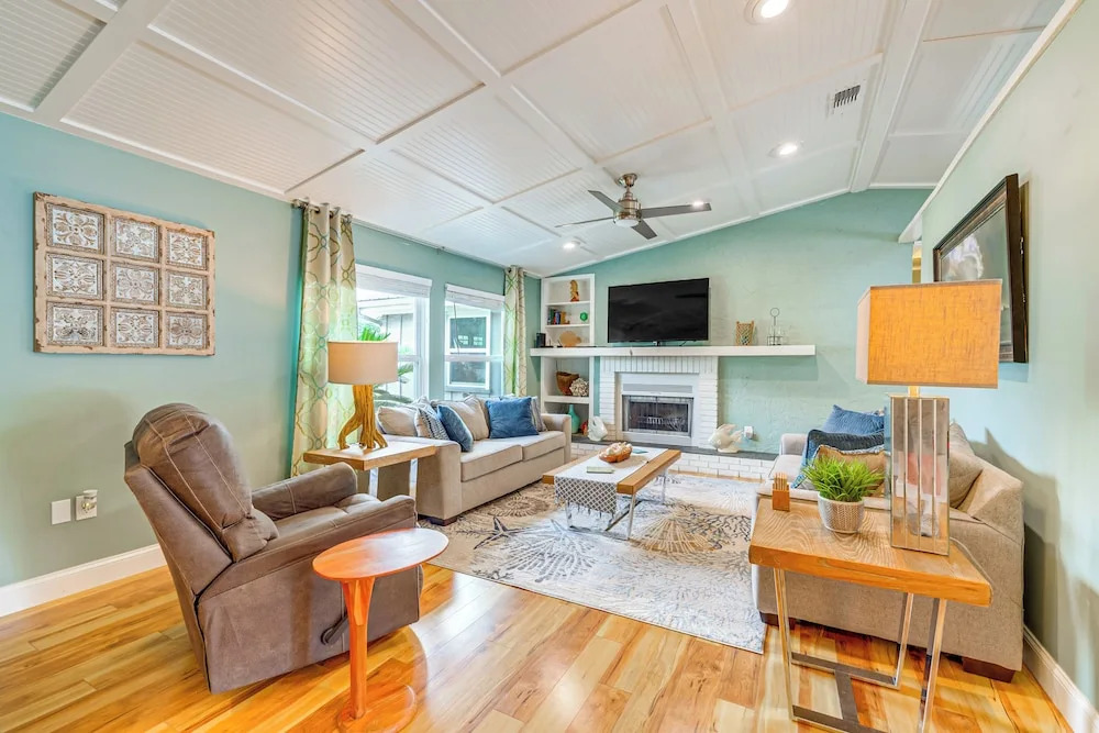 Coastal Group Getaway Near Three Sisters Springs