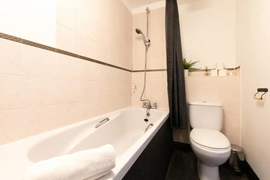 BEST PRICE! LARGE SPACIOUS 2 BED APARTMENT - King Size or Single Beds, Sofabeds, Smart TVs, FREE PARKING