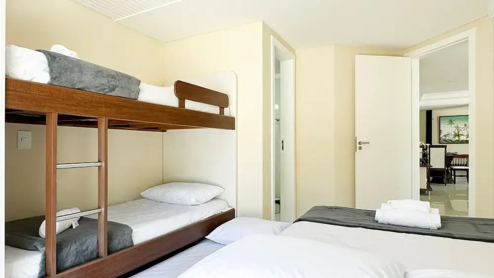 Apartamentos com piscinas na praia de Bombas