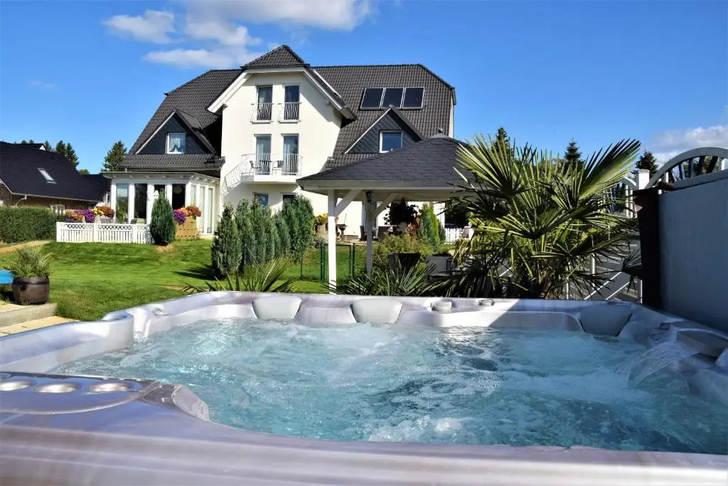 Fewo Traum, 4-Sterne Ferienwohnungen mit Swimmingpool und Whirlpool, 500m bis zum Achterwasser mit Badestrand