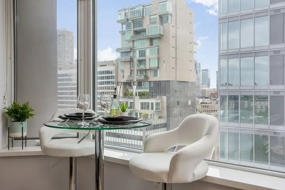 QuickStay - Chic Condo in Yorkville (Yonge & Bloor)