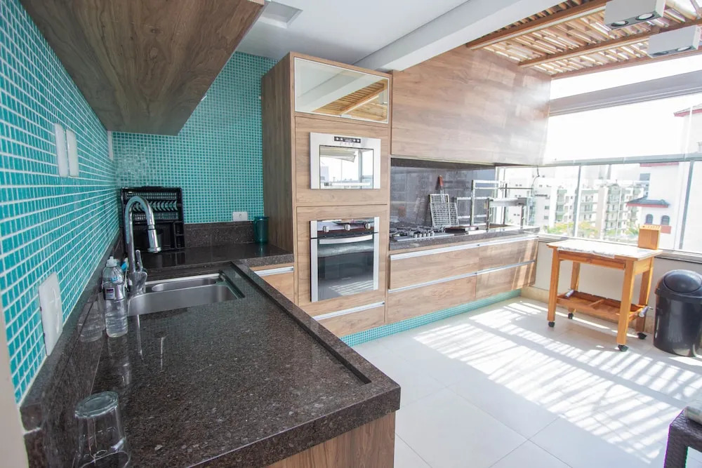 Duplex na Riviera à 70m da praia e próximo ao Shopping.