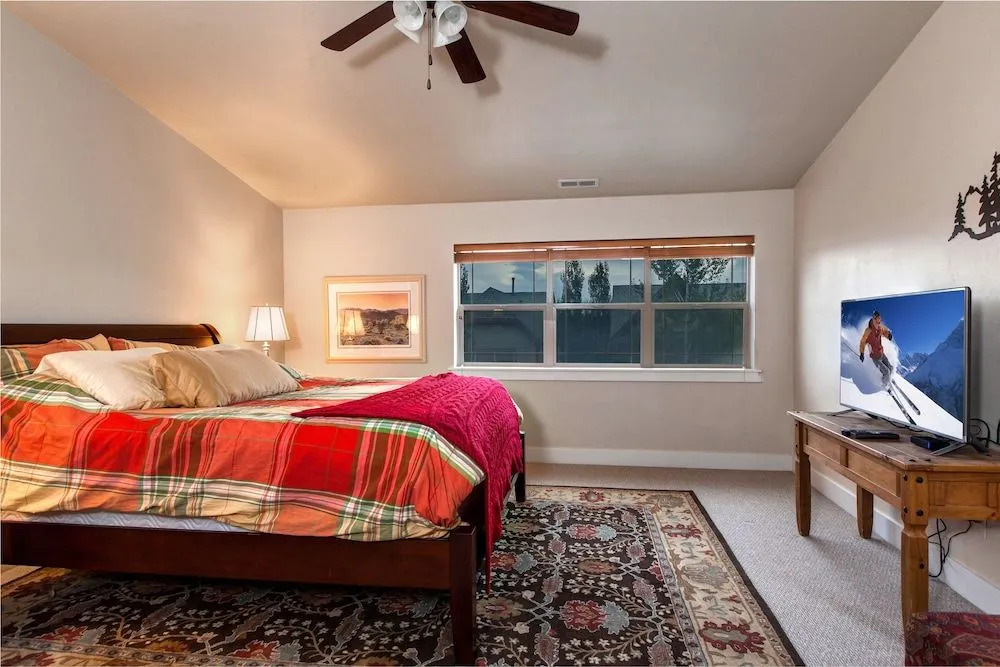 5640 Kodiak Way Townhouse by RedAwning
