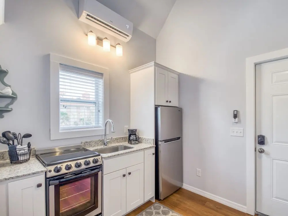 Luxe Victorian Carriage House In Historic District 1 Bedroom Home
