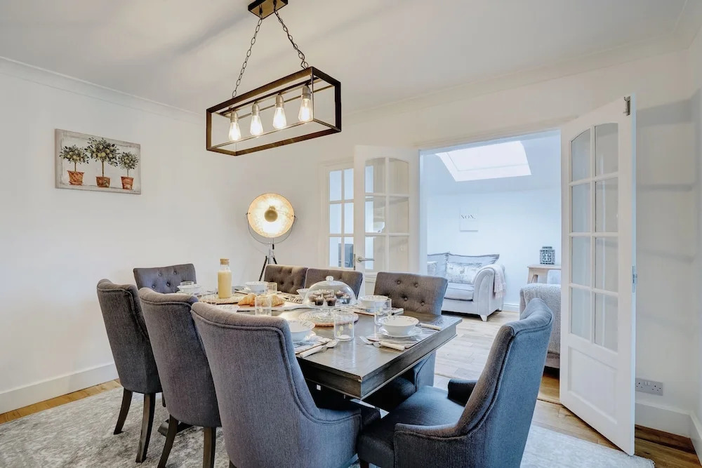 Norfolk Luxe Beach House Sleeps 8 Dog Friendly