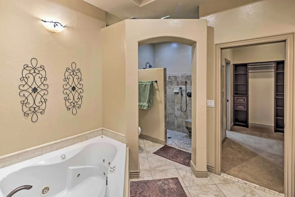 Luxe Retreat w/ Lake Havasu View & Pool!