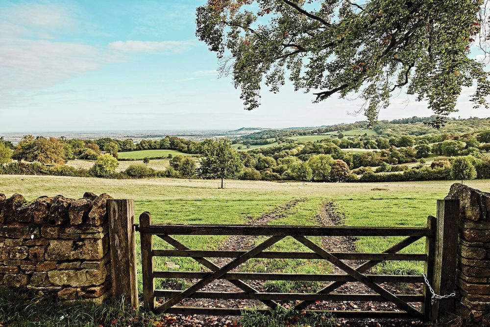 Tranquil Elm Lodge Escape in Canterbury