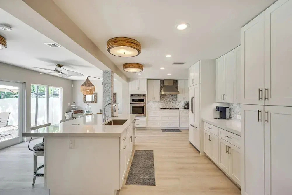 Spacious Yard, Near Golf: Modern Home in Hollywood