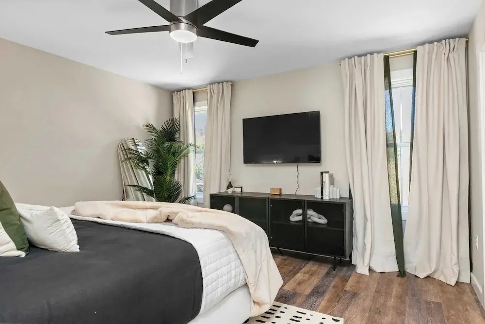 10 Mins to Downtown Deck w/ Fire Pit Modern Haven Bradford by Avantstay