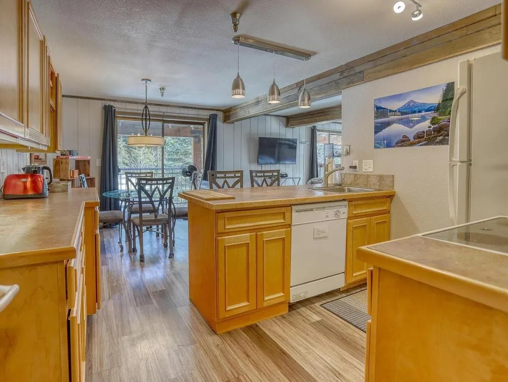 Geothermally Heated Outdoor Pool and Scenic Deck - Cozy Studio Retreat