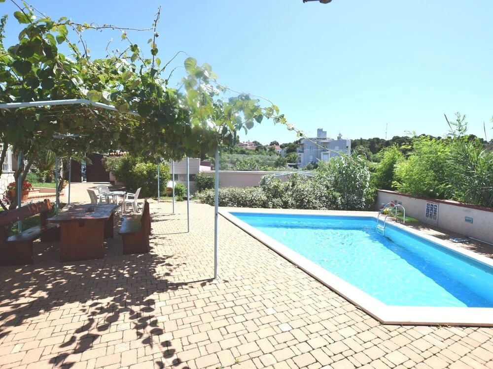 Nice Bungalow With Shared Swimming Pool and Enclosed Garden With Bbq, Pula 5 km Away
