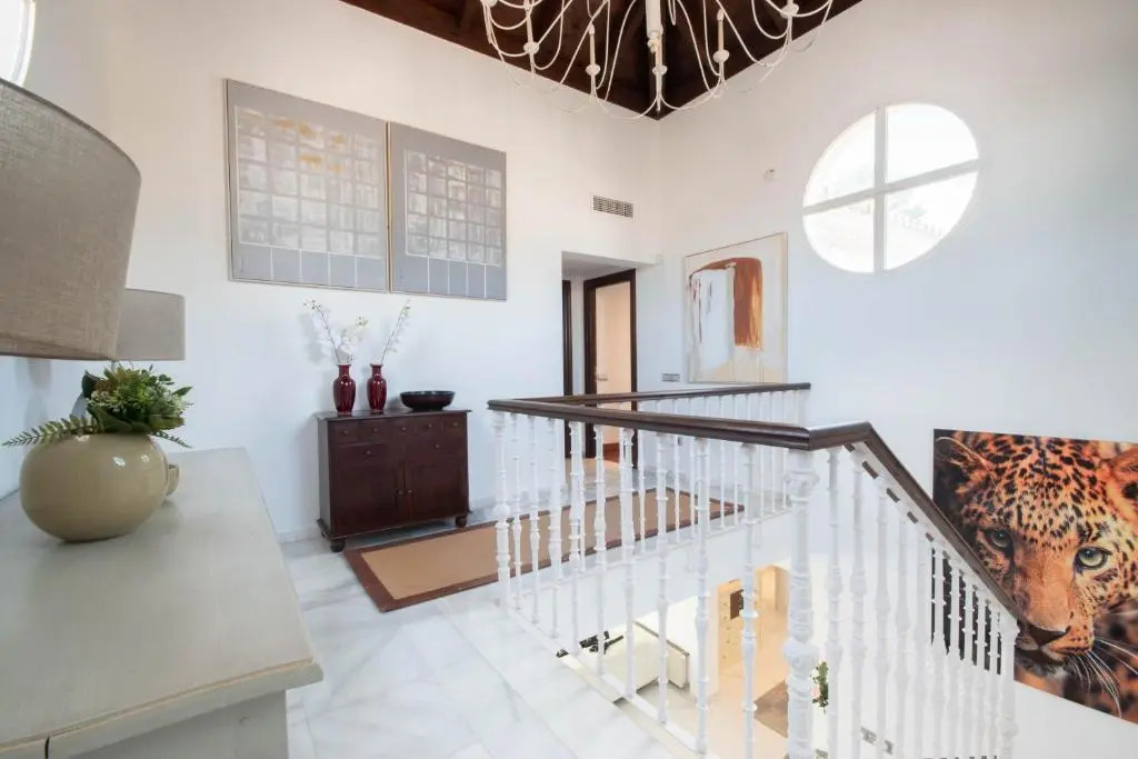 Villa encantadora junto a la playa en Los Monteros con seguridad 24 horas