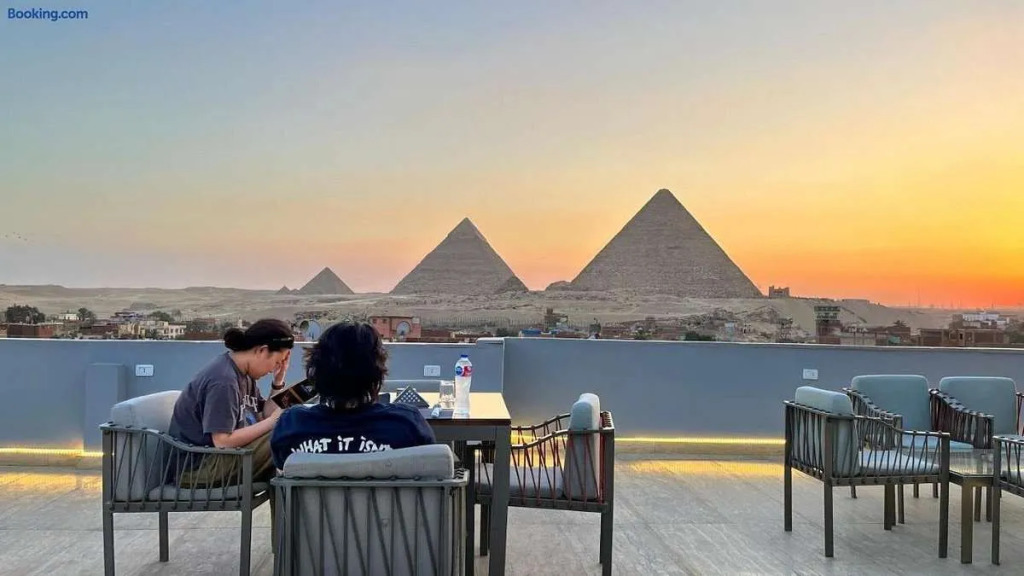 pyramids zh Noya inn
