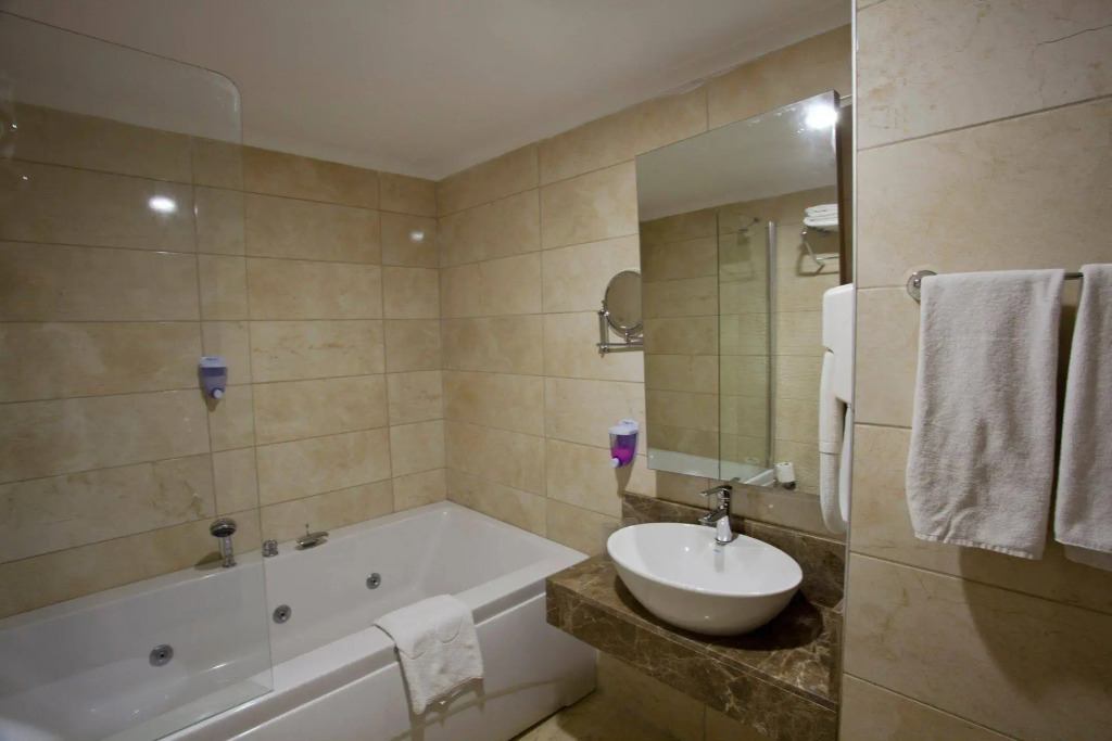 Adella Side Hotel