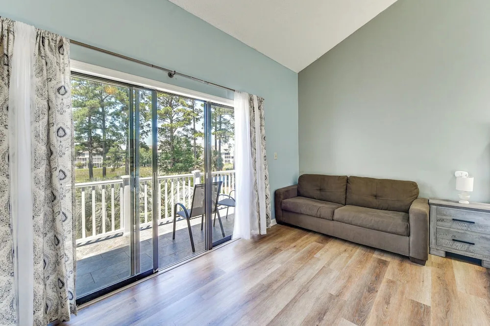 4 Mi to Cherry Grove Beach: Studio w/ Pool!