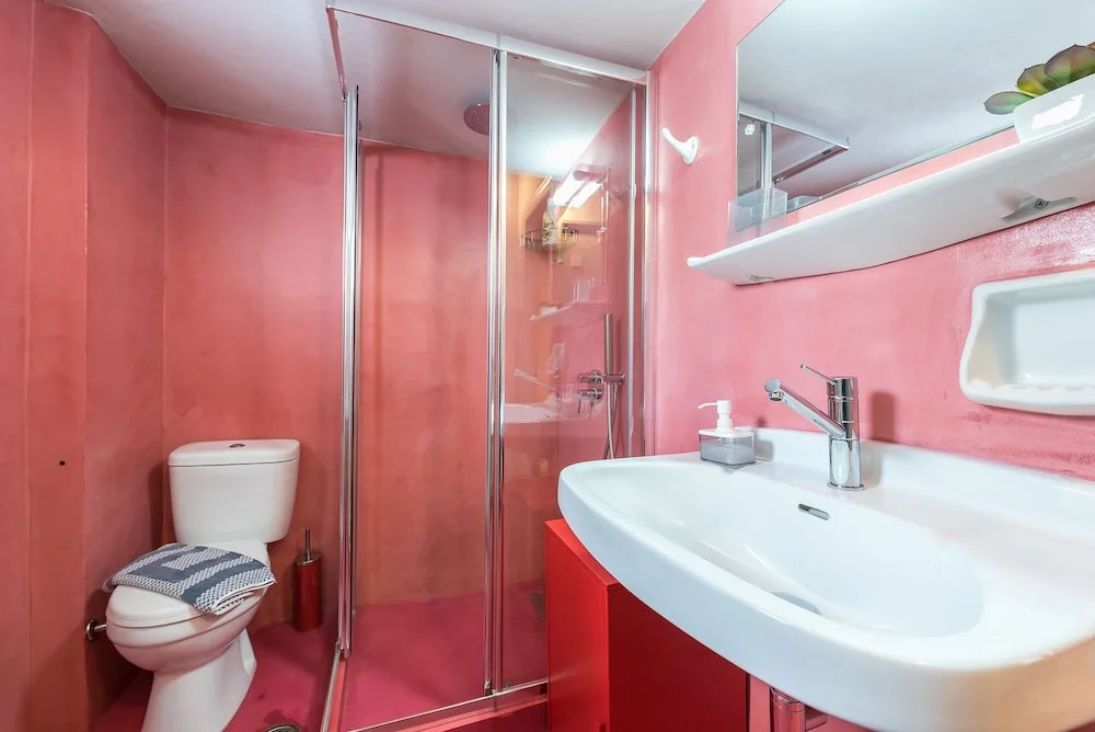 Bright 2 Bed Apartment by Cloudkeys