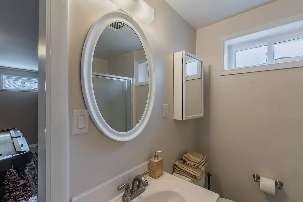 Gorgeous House with Pool Table 1 block to metro