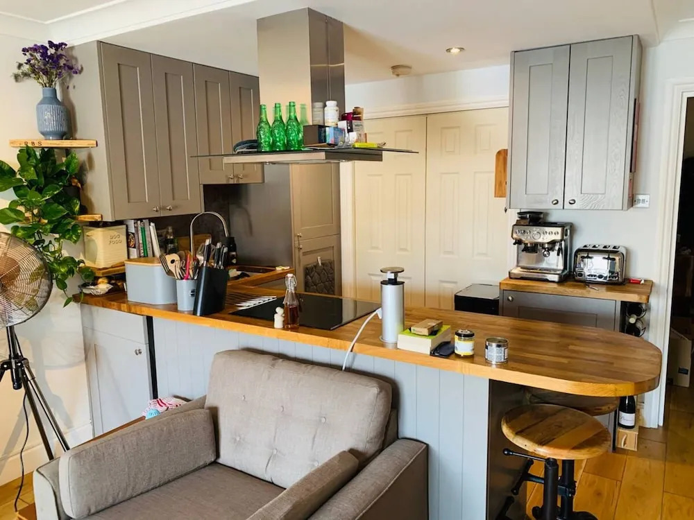 Modern 1 Bedroom Apartment With Balconies And Marina Views