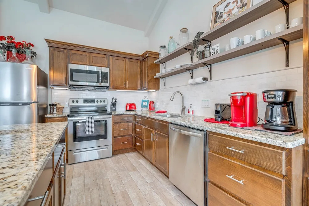 Idyllic Lago Vista Home < 1 Mi to Lake Travis!