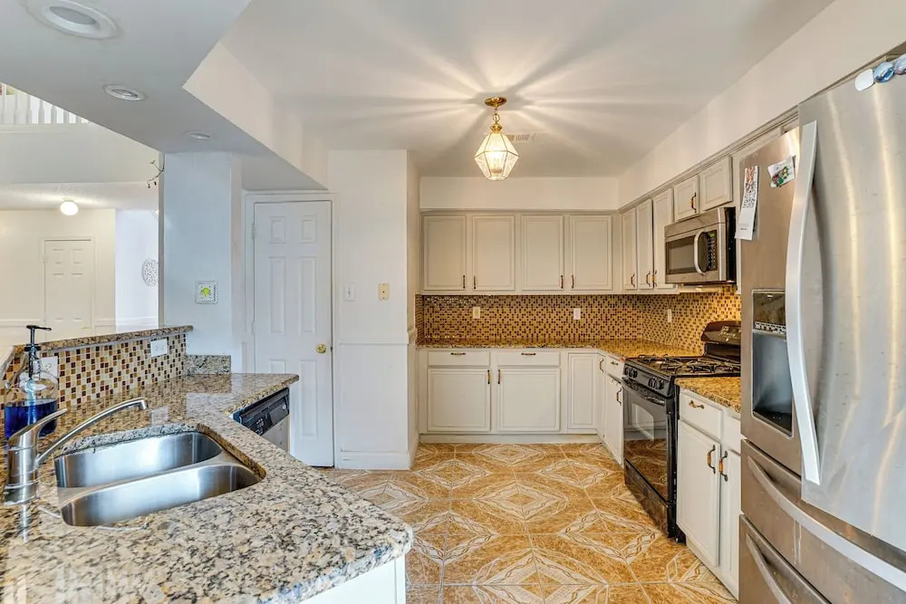 Large Families Welcome! Spacious Fort Worth Home