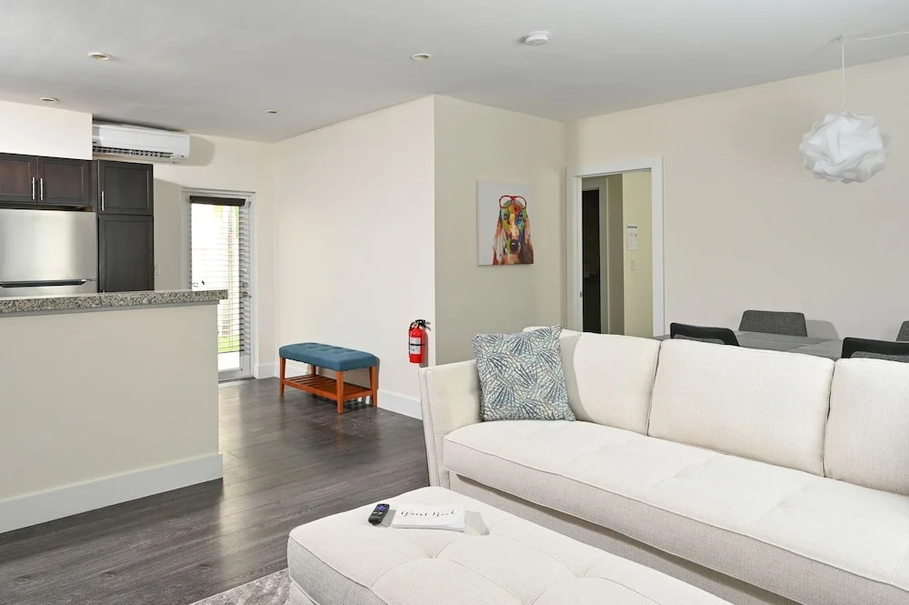 Brand-new All-suite Triplex Unit Near Beach 2 Bedroom Duplex