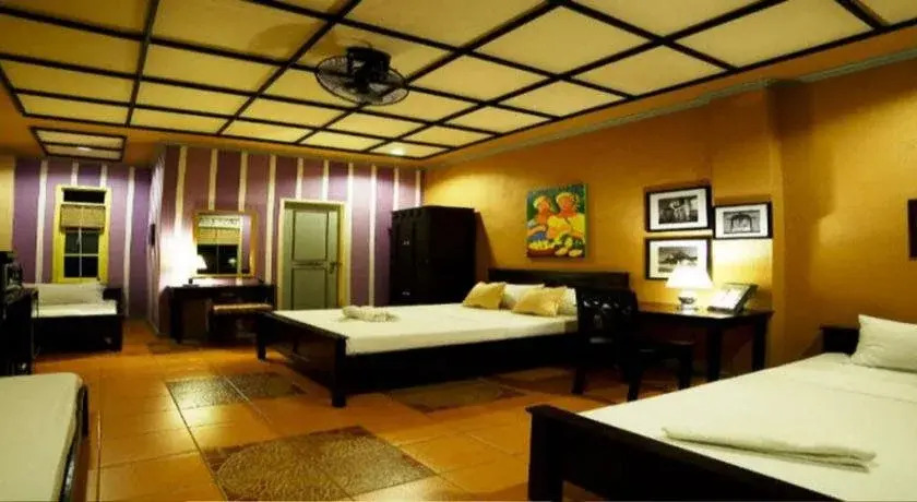 Purple Fountain Inn & Hostel