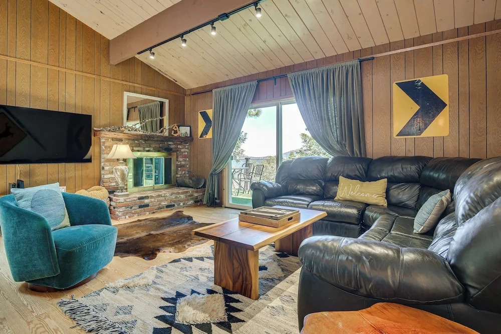 Overlooking Lake Gregory! Crestline Family Cabin