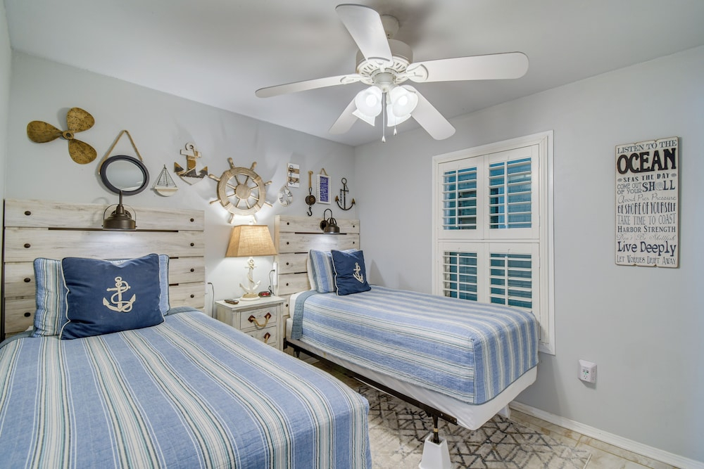 Oceanfront Gulf Shores Condo ~ 2 Mi to The Hangout