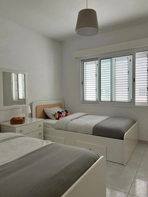 2 bedroom flat by the sea