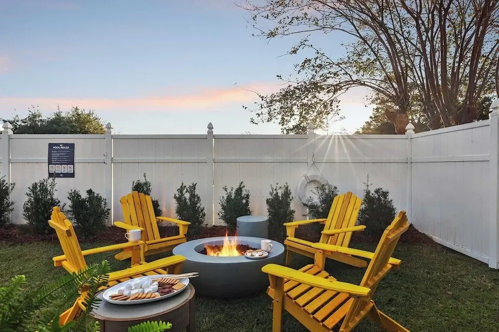 7bdr w/ Private Pool, Hot Tub, Fire Pit, Walk to Beach Tidal Wave by Avantstay