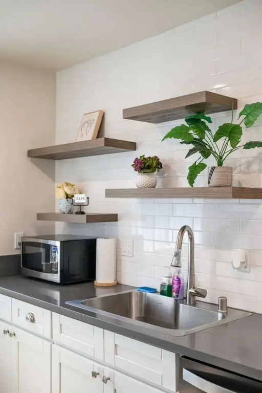 Stylish Home w Free Parking Near LA Hotspots 8