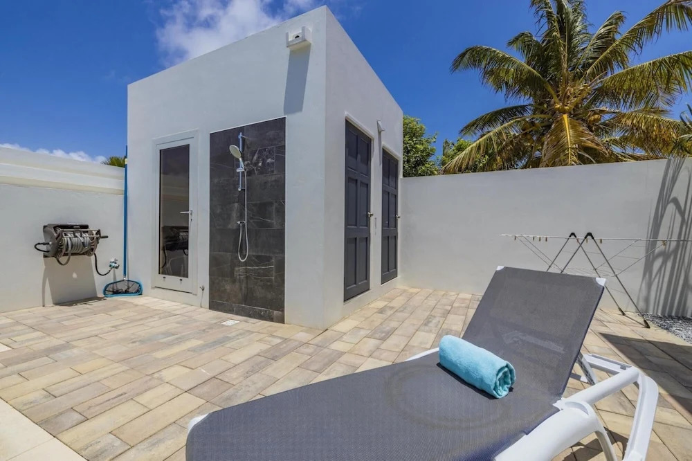 NEW Modern 4BR 4 5BA w Pool Outdoor Dining