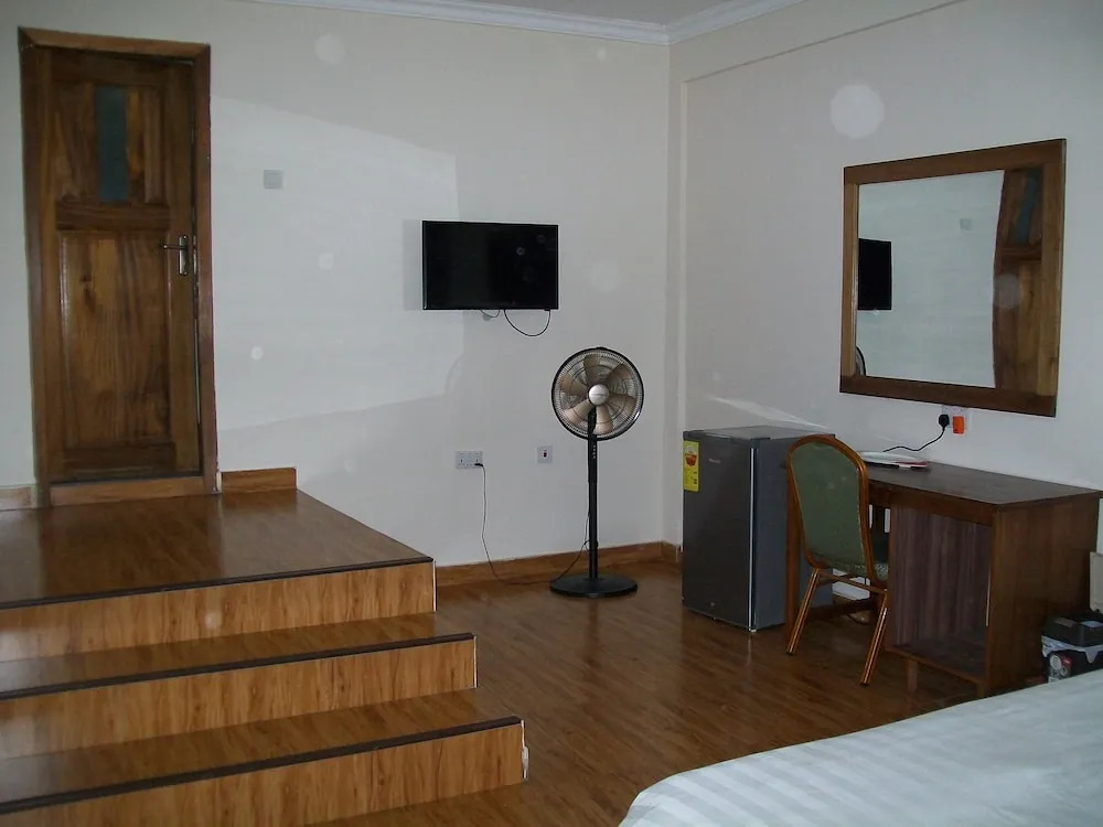 Ampoma Hotel