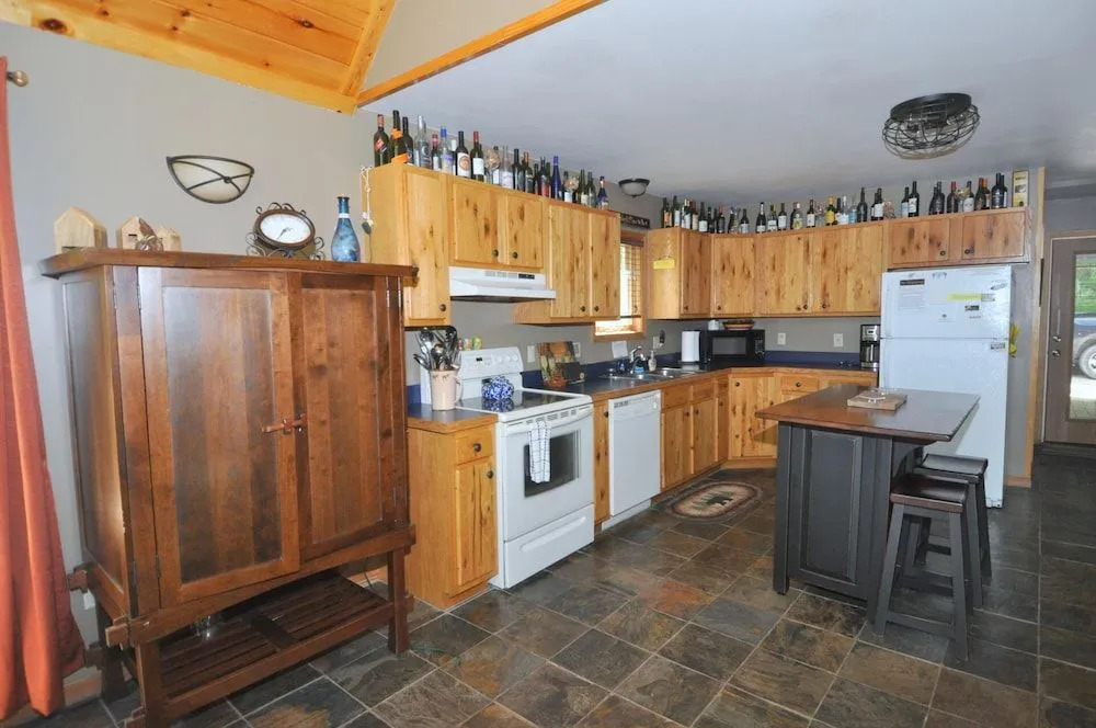Sqyrls Nest - 3BR Retreat With a Hot Tub