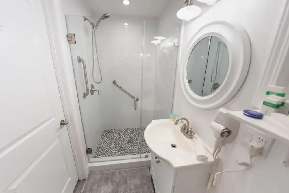 Updated 1BR House in Glendale With Private Fenced Yard p55