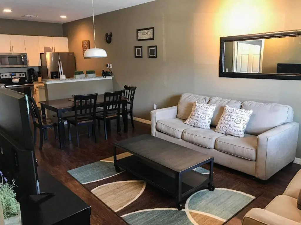 Luxury bedroom townhouse comfortable sleeps 8 Super close to Disney